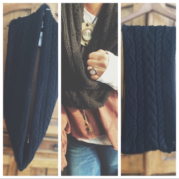 Cable Knit Circle Scarf - Picture 6 of 16